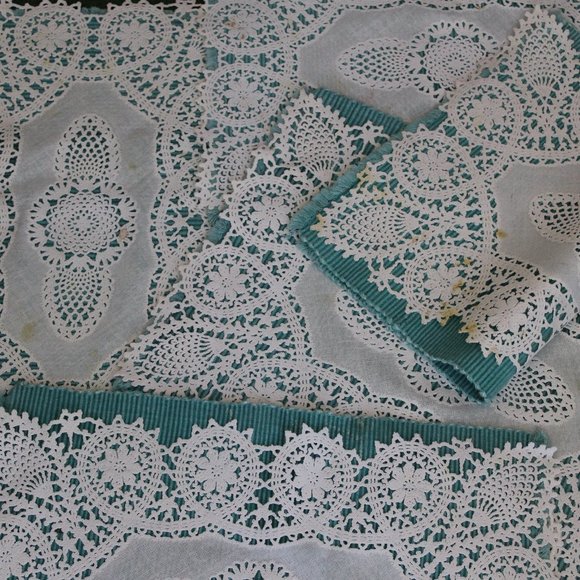 5-pc VINTAGE Fabric tablecloth napkin Turquoise and 7-pc plastic white - Picture 2 of 15